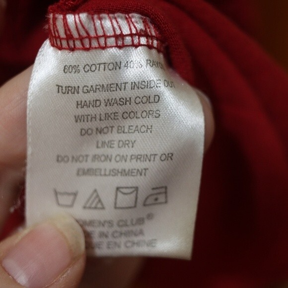 Dereon Red & Black Graphic Cut Out Sexy Edgy Distressed Top 1X - Picture 11 of 12